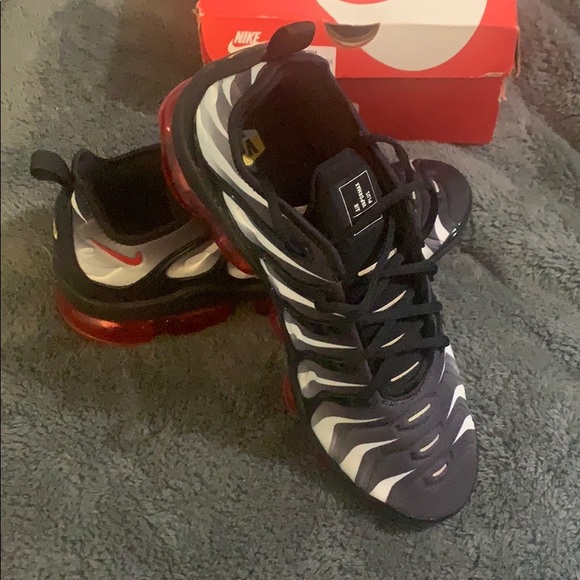 vapormax plus shark bite